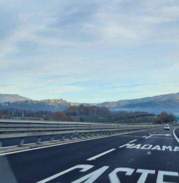 A24, traffico bloccato per veicolo in fiamme