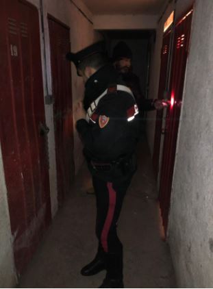 Roma, aveva nascoste nel condominio oltre 200 dosi di cocaina: arrestato 2