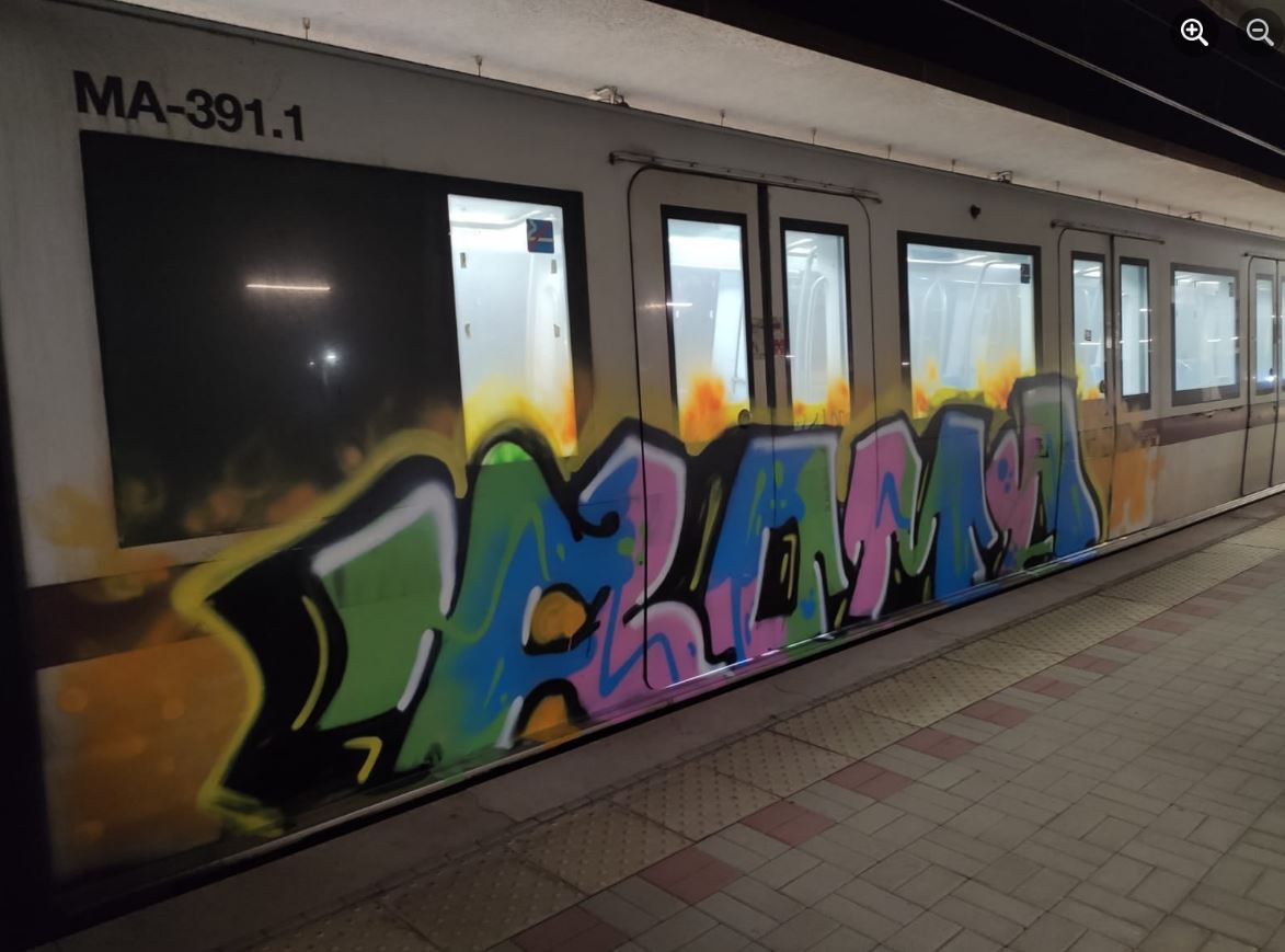 Ostia, writers in azione sui treni della Roma Lido: la denuncia di TrasportiAmo 1