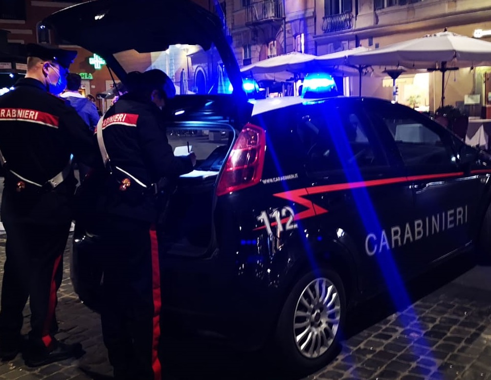 Roma, salta sul tetto di due auto in sosta: denunciato 2