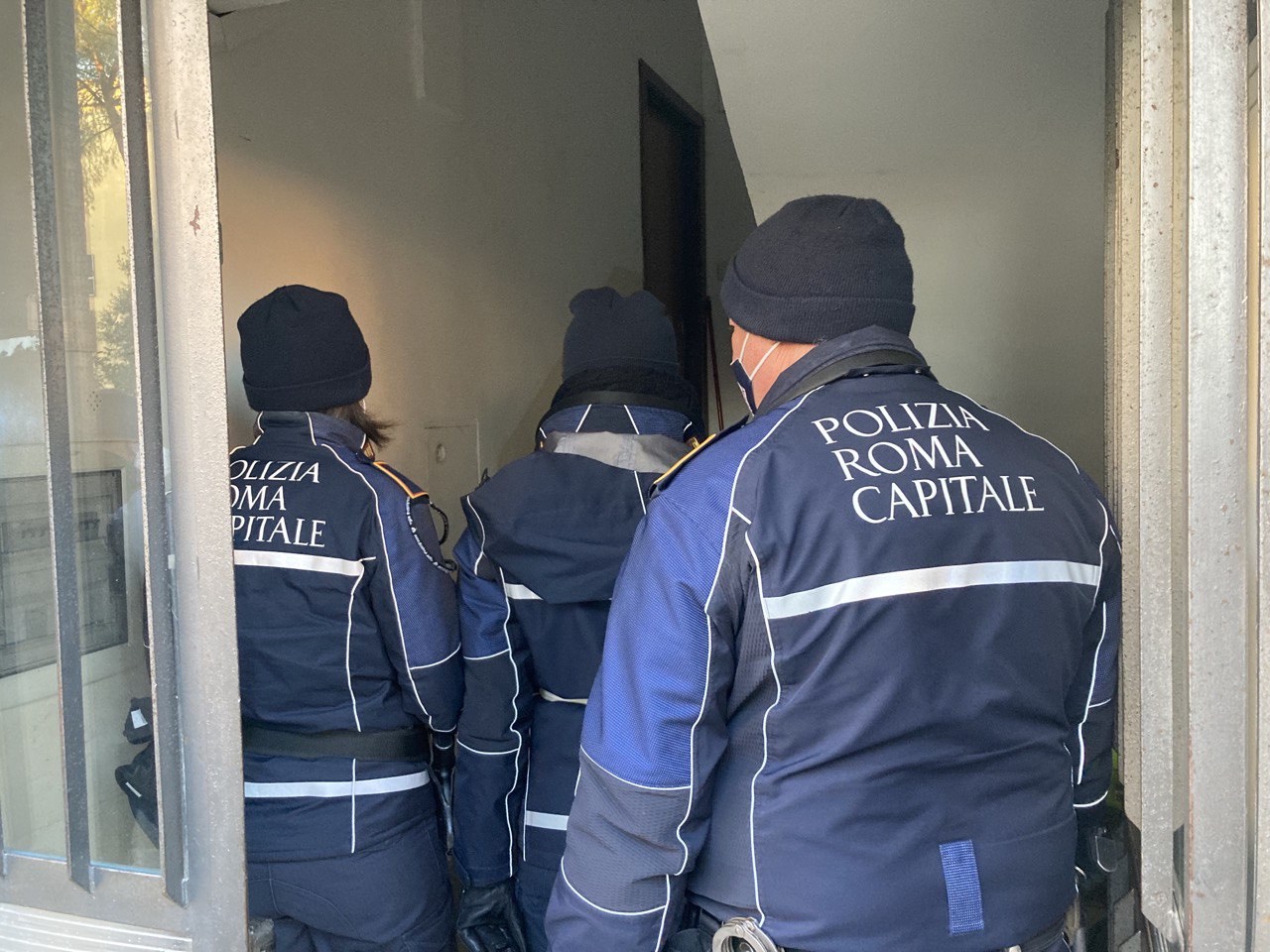 Roma, polizia locale mandata allo sbaraglio per sgomberare alloggi abusivi (VIDEO) 2
