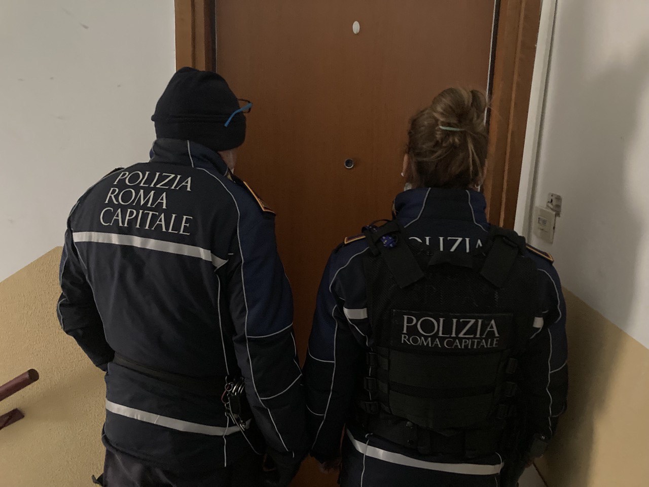 Roma, polizia locale mandata allo sbaraglio per sgomberare alloggi abusivi (VIDEO) 3