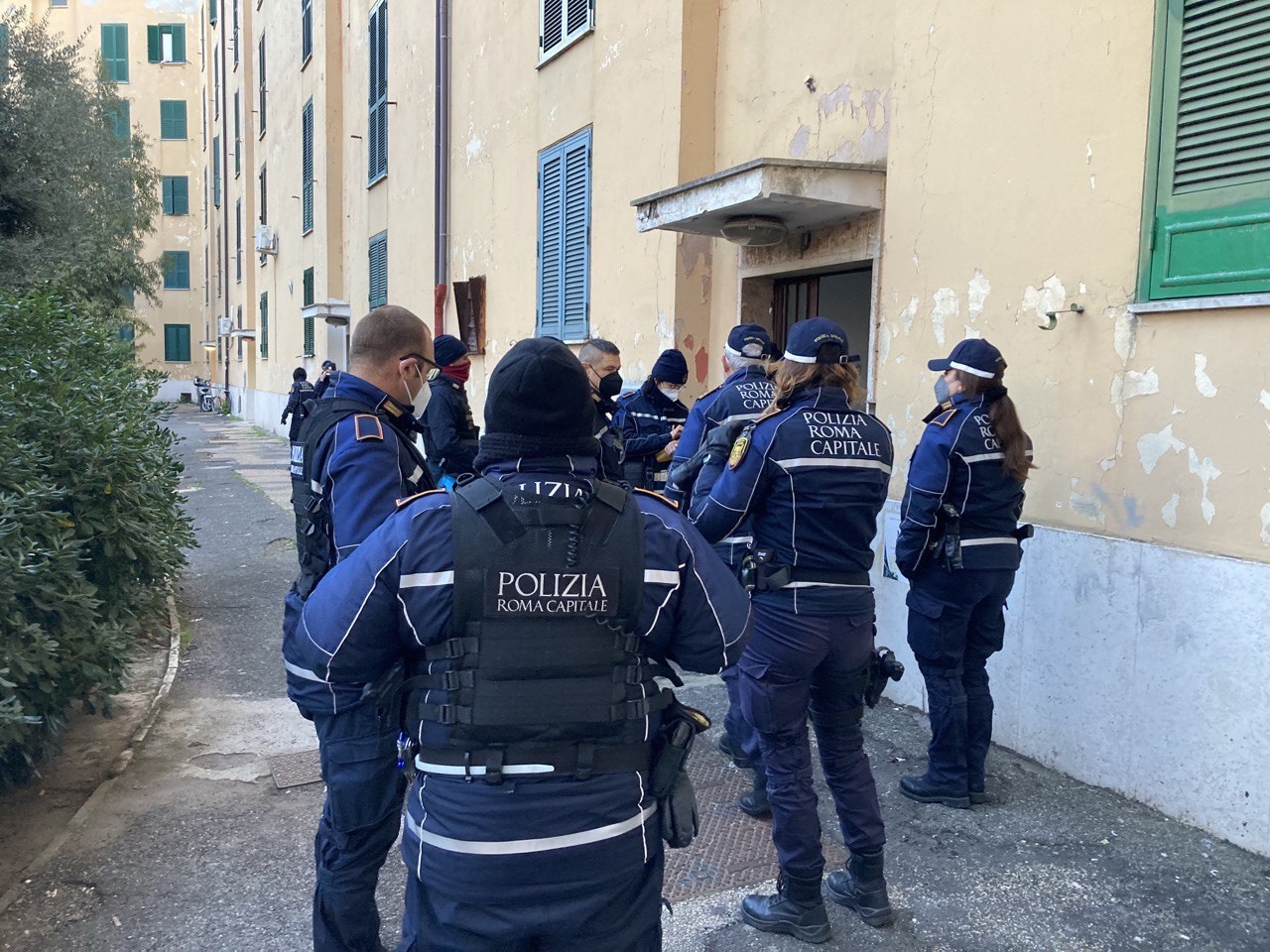 Roma, polizia locale mandata allo sbaraglio per sgomberare alloggi abusivi (VIDEO) 1