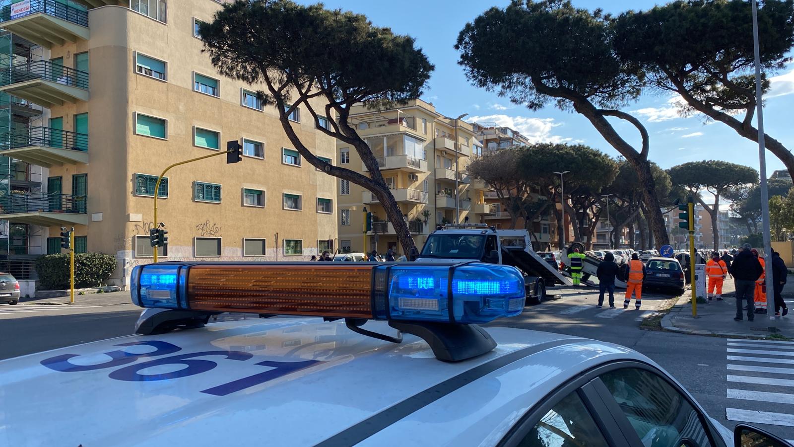 Incidente a Ostia: "cappottata" auto dell'Ama 1