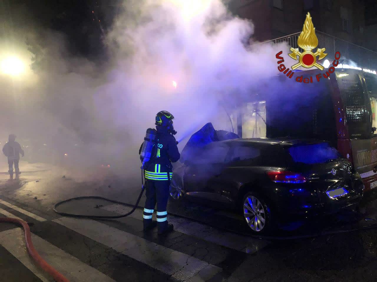 Incidente tra bus e auto a Roma: uomo morto tra le fiamme 1