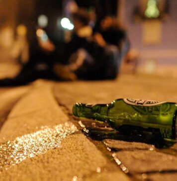 beve e devasta il bar arrestato