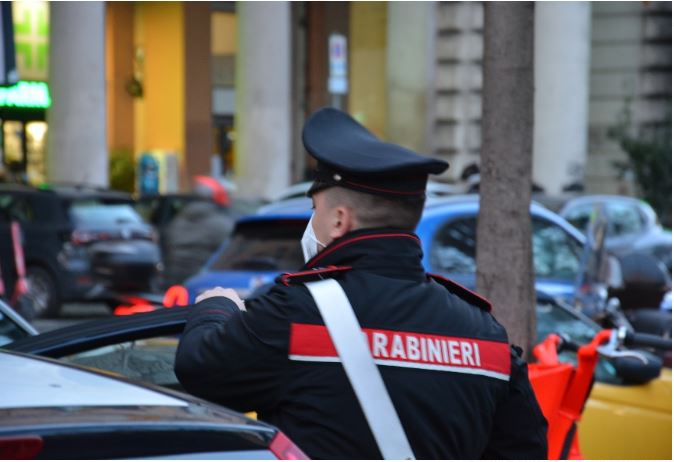 Roma, aveva in casa oltre un chilo di droga e 21mila euro in contanti: arrestato 3