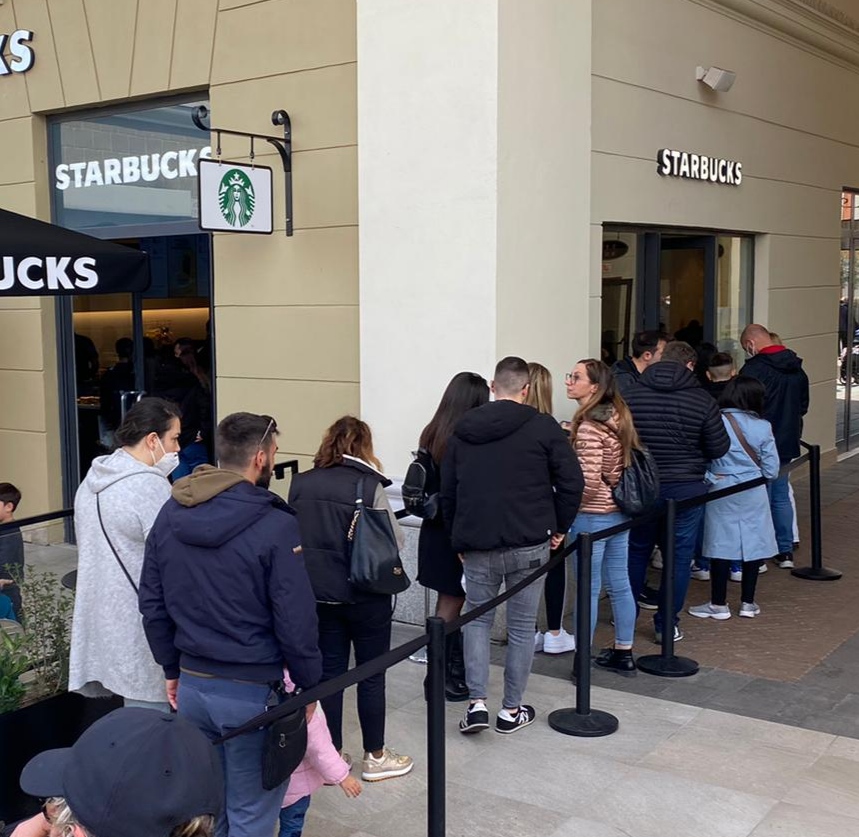 Starbucks apre a Roma: file interminabili fuori dal punto vendita scelto dal gigante del caffè 1