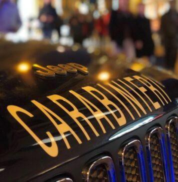 Far West a Trastevere: urina in strada poi estrae la pistola e spara contro chi lo rimprovera, ferito un 26enne carabinieri auto pomezia