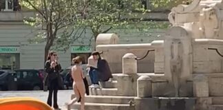 turista nuda piazza testaccio