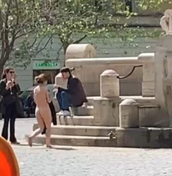 turista nuda piazza testaccio