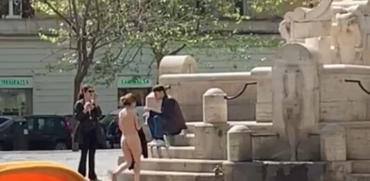 turista nuda piazza testaccio