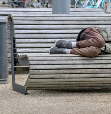 Ostia, calci e pugni al clochard: forse aggredito da una coppia di giovani