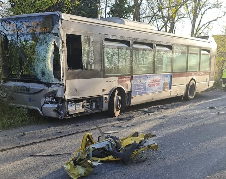 Scontro tra bus e furgone sulla Portuense: due feriti, uno è grave 1