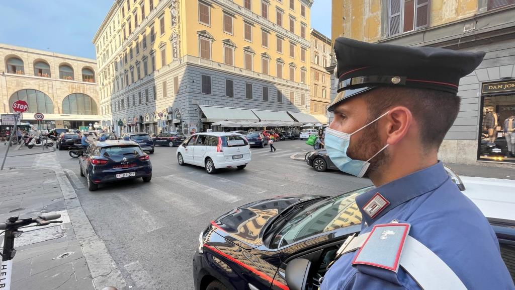 Roma, ondata di rapine aggravate da violenza: turisti sgambettati e presi a pugni 1