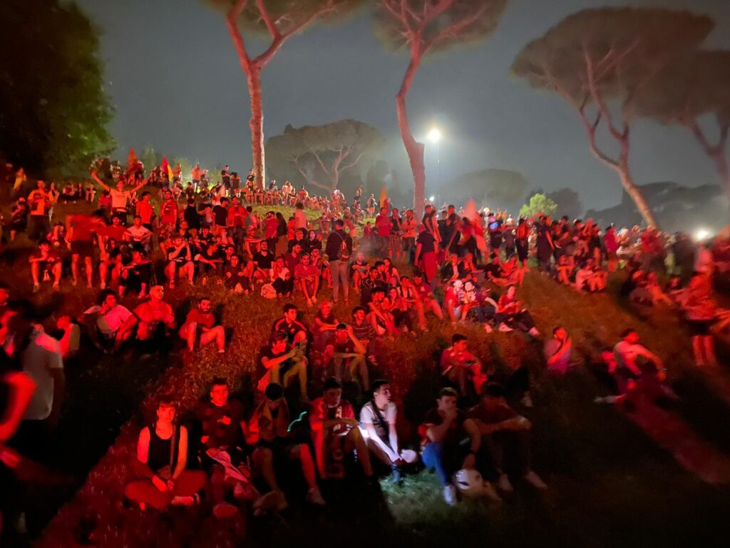 La Roma vince la Conference League ed esplode la festa. Nella notte il rientro da Tirana (VIDEO) 1