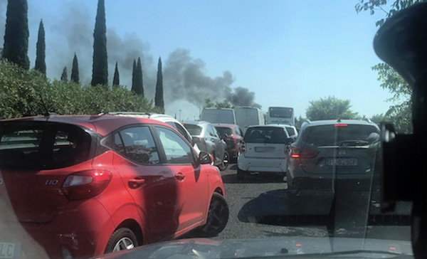 Auto a fuoco sulla rampa del GRA direzione Ostiense: code e deviazioni del traffico 1