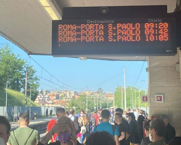 Roma-Lido allo sbando: passeggeri costretti a scendere sui binari per guasto del treno (VIDEO) 3