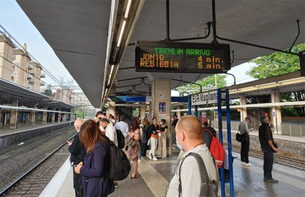 Roma-Lido inverosimile: tre treni e corse oltre i 30 minuti. Passeggero colto da malore 1