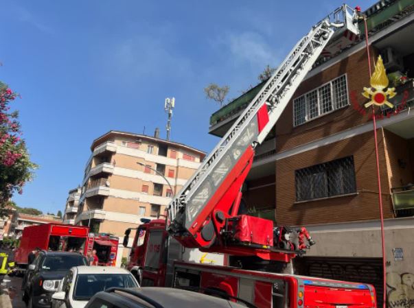Roma, incendio manda a fuoco due piani di un palazzo: morta una persona 1