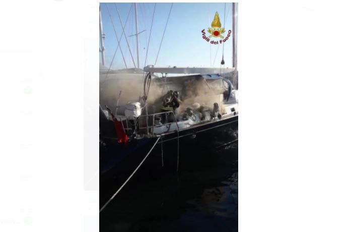 Civitavecchia, fiamme su una barca a vela: sul posto i vigili del fuoco 1
