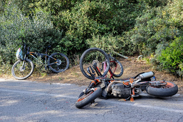 Ostia, centauro grave: si schianta contro bici tradito dall'asfalto sconnesso 1