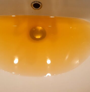 Infernetto, acqua gialla dai rubinetti: le segnalazioni dei residenti