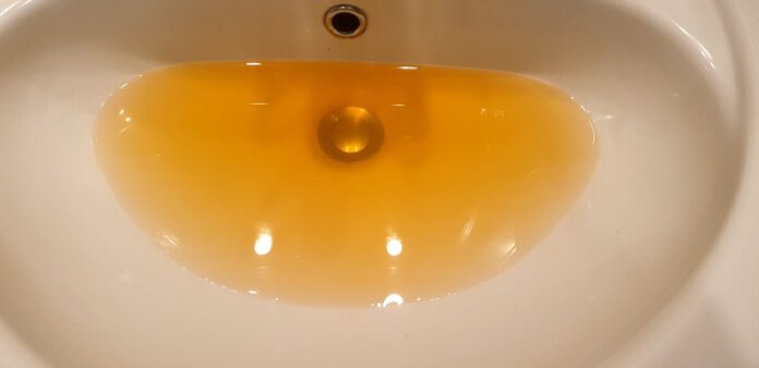 Infernetto, acqua gialla dai rubinetti: le segnalazioni dei residenti