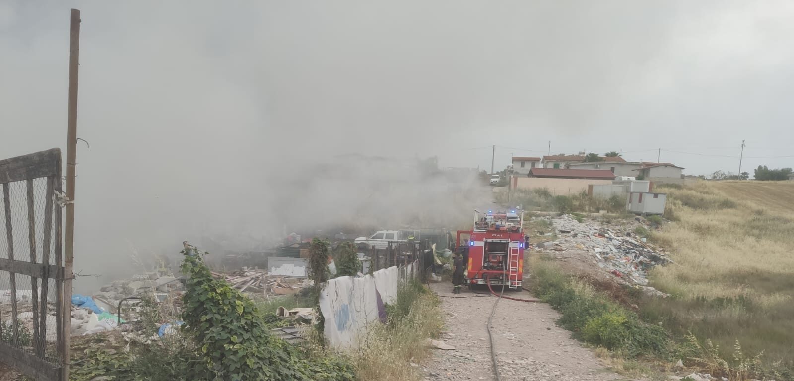 Ardea, incendio di rifiuti tossici e abitazioni evacuate: cosa è successo 2