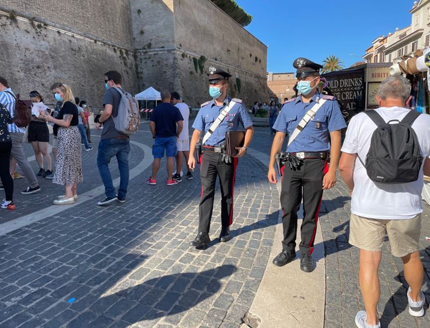 Roma, accerchiano e derubano turista svizzera: arrestate in quattro 1