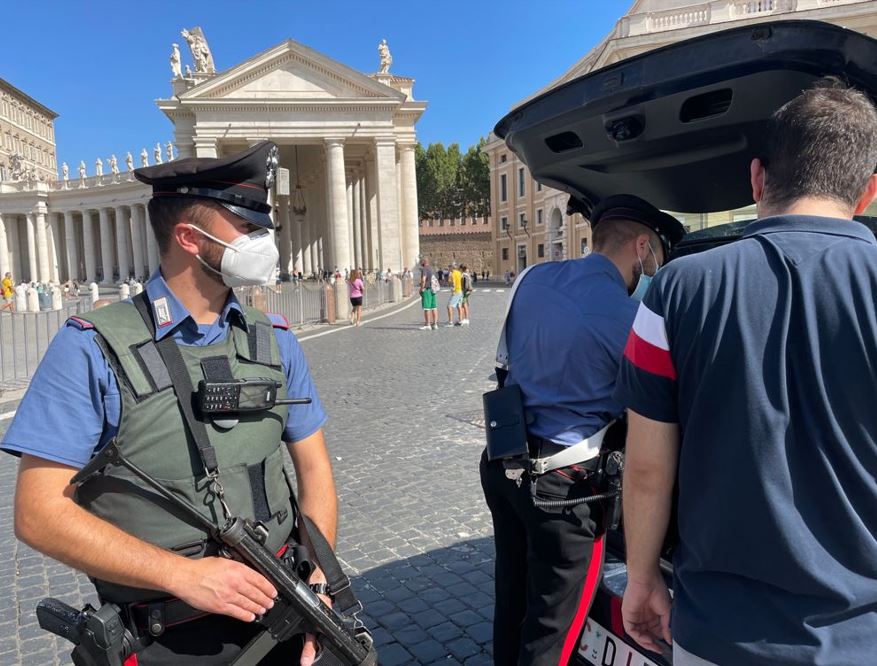 Roma, accerchiano e derubano turista svizzera: arrestate in quattro 2