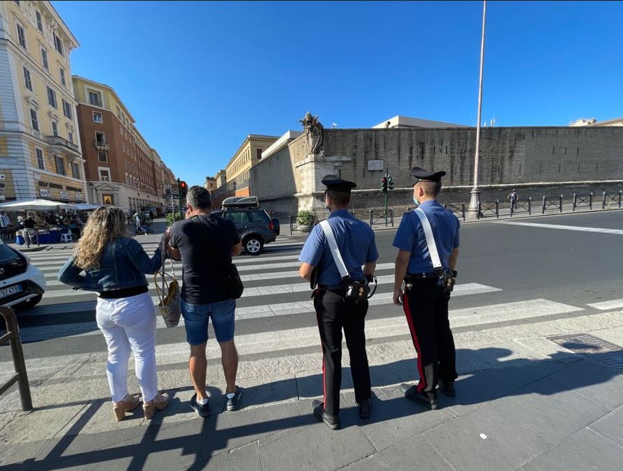 Roma, accerchiano e derubano turista svizzera: arrestate in quattro 3