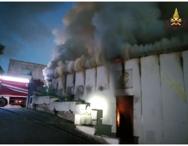 Roma, in fiamme capannone del Centro Servizi Cine Tv: intervengono i vigili del fuoco 2