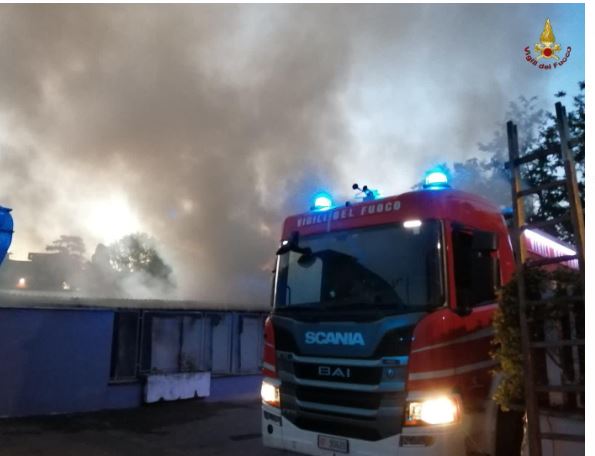 Roma, in fiamme capannone del Centro Servizi Cine Tv: intervengono i vigili del fuoco 1