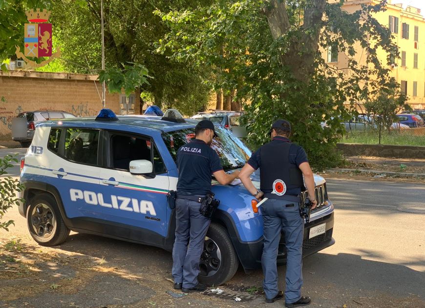 Roma, nomade trovato dalla polizia in possesso di due bastoni: denunciato 2