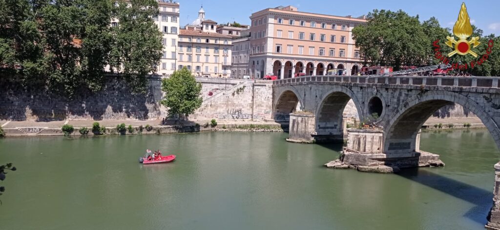 Roma, giovane si lancia da Ponte Sisto: si tenta il salvataggio 1