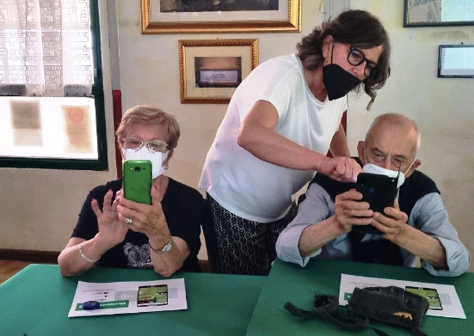 Fiumicino, corsi per l'uso dello smartphone: 150 anziani "diplomati" con successo 1