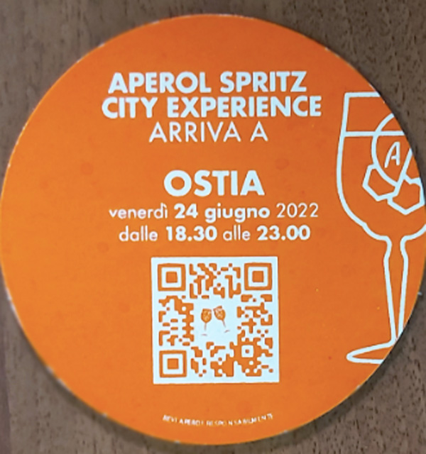 Musica e una catena di brindisi a base di Spritz: l'evento Aperol a Ostia 2