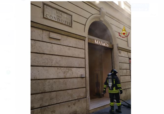 Roma, incendio nella via dello shopping: negozio distrutto 1