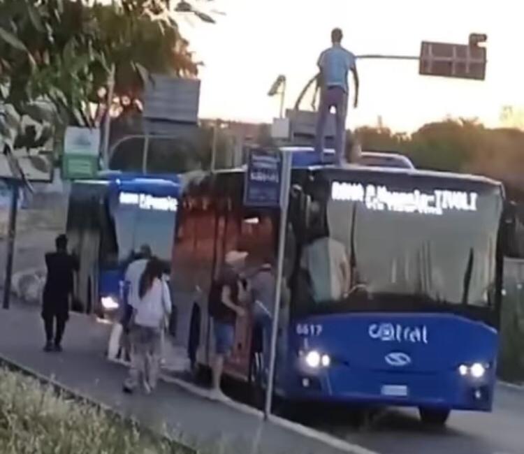Roma, le portiere del bus si bloccano: i passeggeri escono dal tettuccio 1