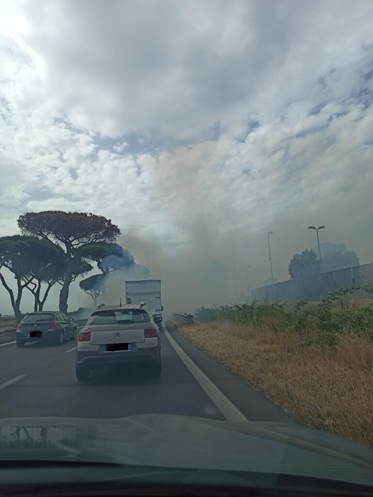 Incendio sulla Pontina: auto a passo d'uomo a Castel Romano 1