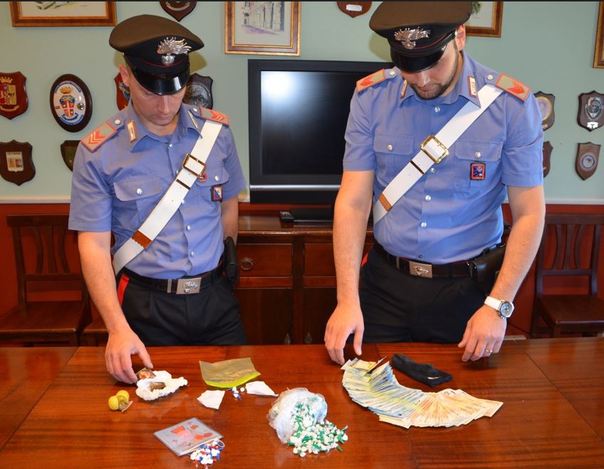 Roma, 51enne sorpreso in strada con 20 dosi di cocaina: arrestato 2