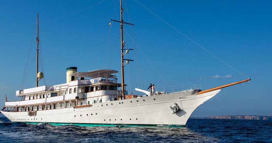 A Ostia Bleu de Nimes, nave da guerra diventata superyacht, e il veliero Haida 1929 1