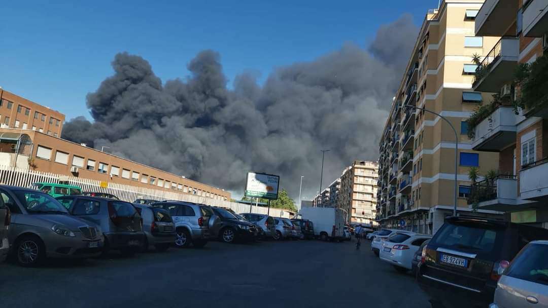 Roma, nuvola nera su Roma: bruciano gli sfasciacarrozze di Centocelle (VIDEO) 3