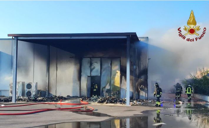 Roma brucia: incendio in via di Porta Medaglia e negozio di casalinghi a fuoco a Montecompatri 3