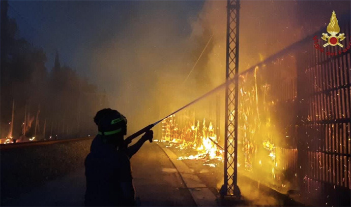 Notte di incendi a Roma: vigili del fuoco ancora impegnati in zona Pineta Sacchetti 1