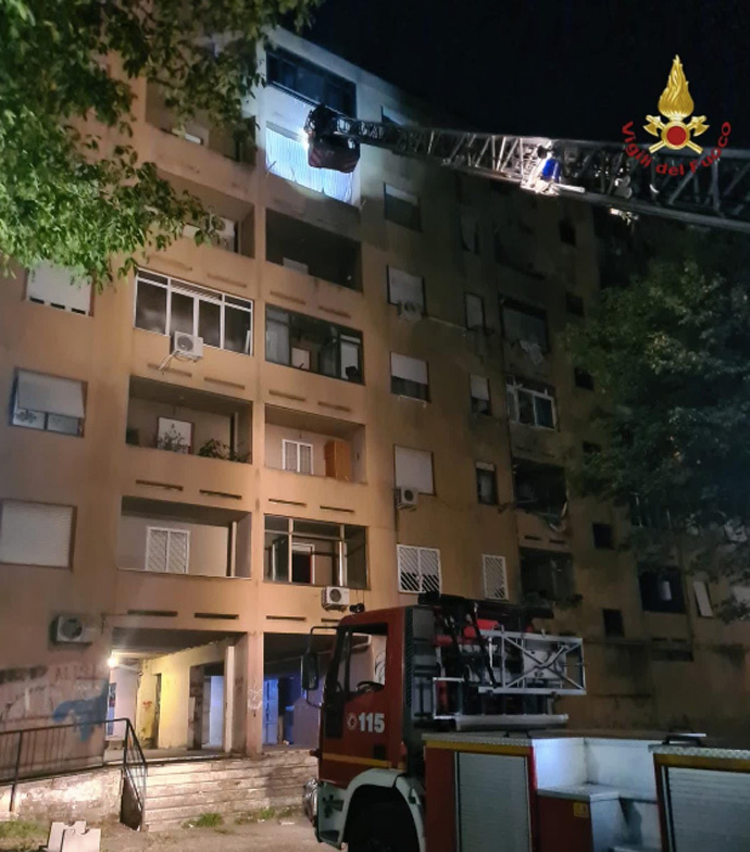 Roma, incendio in appartamento: otto intossicati, due sono gravi 1