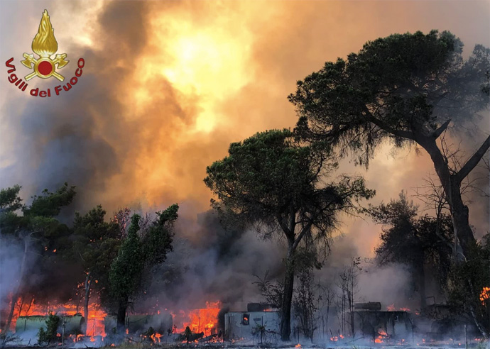 Ostia, furioso incendio in pineta: brucia l'ex Country (VIDEO) 2