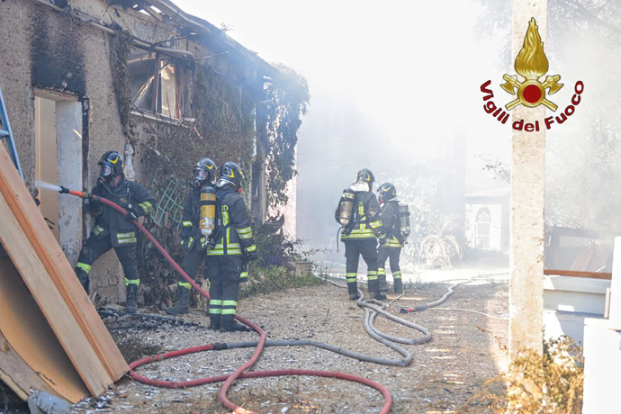 Roma, vasto incendio di sterpaglie distrugge una falegnameria: oltre 50 gli interventi dei vigili del fuoco 1