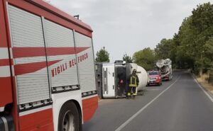 Roma, auto si ribalta sull'Autostrada del Sole: due vittime 2